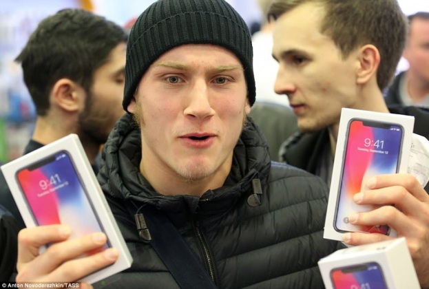 Покупатель iPhone X в одном из московских супермаркетов //Фото: Антон Новодережкин/ТАСС/Daily Online