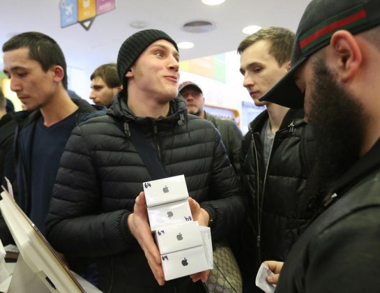Покупатель iPhone X в одном из московских супермаркетов //Фото: ТАСС