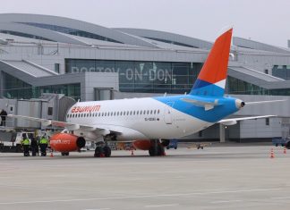 Росавиация: аэропорт Платов не открывается Лайнер авиакомпании "Азимут" на перроне аэропорта Платов //Фото: Эрик Романенко