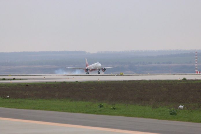 Лайнер Airbus a320 в аэропорту Платов //Фото: Эрик Романенко