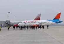 Авиакомпания «Азимут» начала продажу билетов на рейсы Ростов — Грозный Самолеты авиакомпаний "Азимут" и "Россия" в аэропорту Платов //Фото: Эрик Романенко