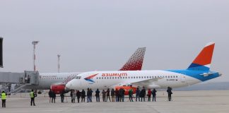 Авиакомпания «Азимут» начала продажу билетов на рейсы Ростов — Грозный Самолеты авиакомпаний "Азимут" и "Россия" в аэропорту Платов //Фото: Эрик Романенко
