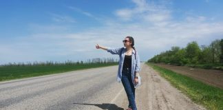 «Когда ловишь попутку, полагаешься на интуицию»: Наталья Брагина – о путешествиях автостопом