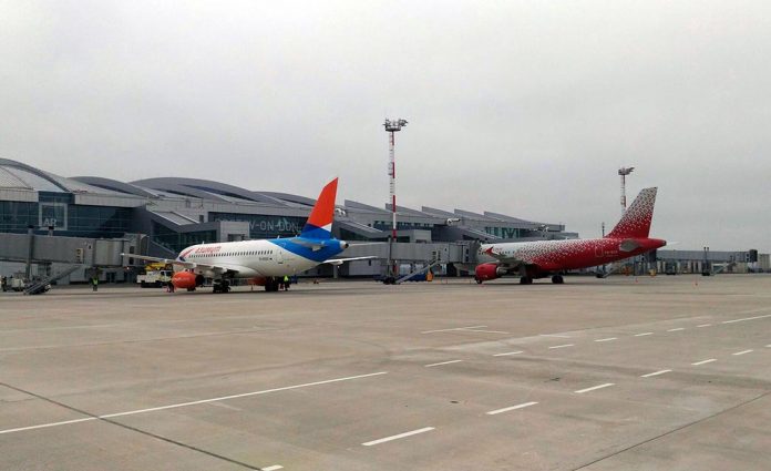 Первые самолеты в аэропорту Платов //Фото: Игорь Негодаев