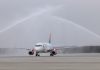 Самолет Sukhoy Superjet 100 авиакомпании "Азимут" проходит под водной аркой в аэропорту Платов //Фото: Эрик Романенко