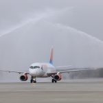 Самолет Sukhoy Superjet 100 авиакомпании "Азимут" проходит под водной аркой в аэропорту Платов //Фото: Эрик Романенко
