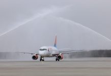 Самолет Sukhoy Superjet 100 авиакомпании "Азимут" проходит под водной аркой в аэропорту Платов //Фото: Эрик Романенко