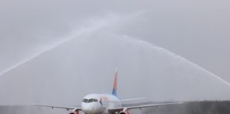 Авиакомпания «Азимут» вошла в рейтинг перевозчиков Росавиации Самолет Sukhoy Superjet 100 авиакомпании "Азимут" проходит под водной аркой в аэропорту Платов //Фото: Эрик Романенко