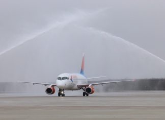 Краснодарский аэропорт открылся для рейсов Самолет Sukhoy Superjet 100 авиакомпании "Азимут" проходит под водной аркой в аэропорту Платов //Фото: Эрик Романенко