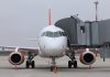 Лайнер Sukhoy Superjet 100 авиакомпании "Азимут" у телетрапа на перроне аэропорта Платов //Фото: Эрик Романенко