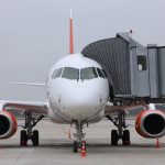 Лайнер Sukhoy Superjet 100 авиакомпании "Азимут" у телетрапа на перроне аэропорта Платов //Фото: Эрик Романенко