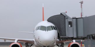 «Азимут» начал полеты в Астрахань и Владикавказ из Ростова-на-Дону Лайнер Sukhoy Superjet 100 авиакомпании "Азимут" у телетрапа на перроне аэропорта Платов //Фото: Эрик Романенко