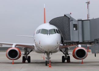 Из-за перебоев в аэропортах Кубани ростовчанам приходится часами ждать вылета Лайнер Sukhoy Superjet 100 авиакомпании "Азимут" у телетрапа на перроне аэропорта Платов //Фото: Эрик Романенко