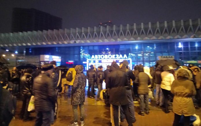 Эвакуированные посетители ростовского главного автовокзала //Фото: Андрей Скляров /VK.com