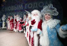 В Ростовской области массовые мероприятия на Новый год отменять не будут Деды Морозы и Снегурочка //Фото: Роман Неведров