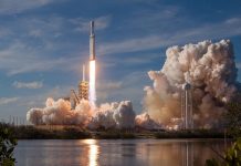 SpaceX Илона Маска впервые запустила сверхтяжелую ракету Falcon Heavy Старт ракеты //Фото: SpaceX/Handout via REUTERS