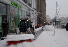 Зимой в Ростове выявили 159 нарушений по содержанию улиц и дворов Уборка снега на Большой Садовой в Ростове //Фото: администрация Ростова