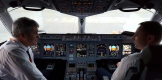 Пилотов и бортпроводников «Азимута» застраховали на сумму 215 млн рублей Пилоты авиакомпании "Азимут" //Фото: "Городской репортер" / Дарья Ховякова