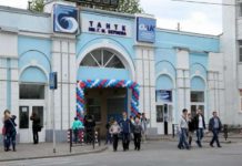 Подозреваемый в отравлении сотрудников таганрогского авиазавода таллием вышел на работу Проходная ТАНТК им. Бериева //фото с сайта sm-news.ru
