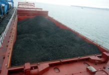 В Ростовской области сел на мель теплоход с углем