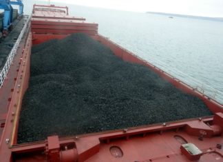 В Ростовской области сел на мель теплоход с углем