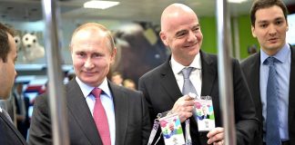 Владимир Путин и Джанни Инфантино получили паспорта болельщика ЧМ-2018 Владимир Путин получил Fan ID //Фото: пресс-служба Кремля