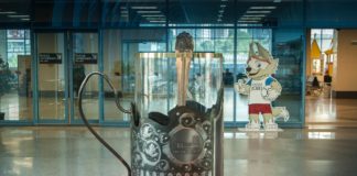 На железнодорожном вокзале Ростова установили огромный подстаканник перед ЧМ-2018 Огромный подстаканник на станции Ростов-Главный установили перед ЧМ-2018 //Фото: СКЖД