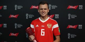 Посол ЧМ-2018 Виктория Лопырева вручила приз лучшему игроку матча Россия–Египет Денису Черышеву Денис Чернышев //фото предоставлено компанией BUD