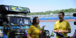 Семейная пара из Бразилии приехала в Ростов на чемпионат мира на авто 1946 года выпуска Семейная пара из Бразилии приехала в Ростов на чемпионат мира на авто 1946 года выпуска //Фото: ДГТУ