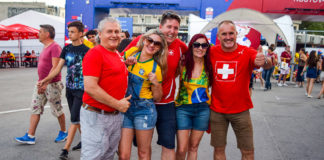 Бразильцы и швейцарцы: они такие разные, но так похожи на ростовчан! Швейцарские и бразильские болельщики в Ростове //Фото: Алекс Холев