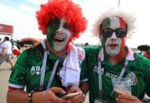 Исландцы на «Ниве», картонный Хавьер и человек-мем Томер Савойя: ровно год со старта ЧМ-2018 Мексканские болельщики на площади перед стадионом "Ростов-Арена" //Фото: Денис Демков