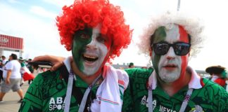 Исландцы на «Ниве», картонный Хавьер и человек-мем Томер Савойя: ровно год со старта ЧМ-2018 Мексканские болельщики на площади перед стадионом "Ростов-Арена" //Фото: Денис Демков