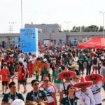 Мексканские и южнокорейские болельщики на площади перед стадионом "Ростов-Арена" //Фото: Денис Демков