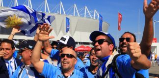 От властей Ростова требуют почти 11 млн рублей за перевозку пассажиров шаттлами на ЧМ-2018 Болельщики сборных Уругвая и Саудовской Аравии на площади перед стадионом «Ростов-Арена» //Фото: Денис Демков