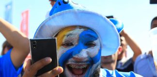 Болельщики собираются на матч Уругвай — Саудовская Аравия: фоторепортаж Болельщики сборных Уругвая и Саудовской Аравии на площади перед стадионом «Ростов-Арена» //Фото: Денис Демков