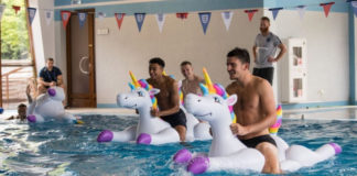 Игроки сборной Англии устроили заплыв на надувных единорогах