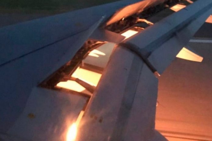 Огонь, вырывающийся из правого двигателя авиалайнера при посадке в Ростове //Фото: twitter.com/OKAZ_online
