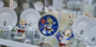 Болельщики тратят на сувениры с символикой ЧМ-2018 около 10 млн рублей в сутки Сувениры ЧМ-2018 //фото с сайта riamo.ru, Александр Манзюк