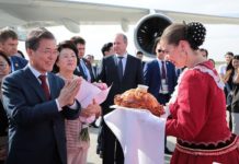 Президент Южной Кореи прибыл в Ростов-на-Дону Президент Южной Кореи Мун Чжэ Ин в ростовском аэропорту Платов //Фото: пресс-служба правительства Ростовской области