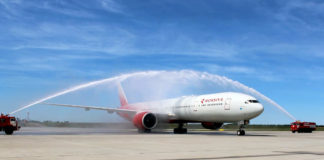 В ростовском аэропорту впервые приземлился авиалайнер Boeing большой вместимости Прибытие авиалайнера Boeing 777-300 в аэропорт Платов //Фото с сайта 1rnd.ru