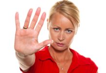 В Ростове 14% компаний имеют негласные предпочтения к статусу женщин-соискателей Женщина выражает протест //Фото ShutterStock / Lisa-S