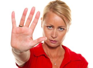 Переменная константа Женщина выражает протест //Фото ShutterStock / Lisa-S