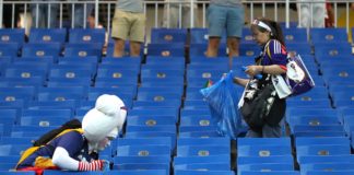 Японские болельщики навели порядок на «Ростов-Арене» после матча своей сборной Японские болельщики навели порядок на «Ростов-Арене» после матча своей сборной //фото из группы «Ростов Главный» в соцсети «ВКонтакте»