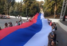 В день флага России в Ростове развернут 60-метровый триколор 50-метровый флаг России //Фото: пресс-служба администрации Ростова