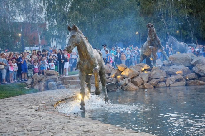 Композиция с лошадьми в сквере "Кони" в Аксае //Фото: пресс-служба администрации Аксайского района Ростовской области