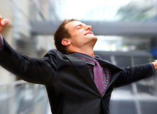 Думай как миллионер! Бизнесмен радуется успеху //Фото с сайта anna-kulik.ru