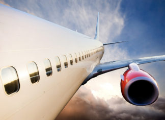 В аэропорту Сочи отменили восемь рейсов и задержали двадцать Самолет в полете //Фото Депозитфотос