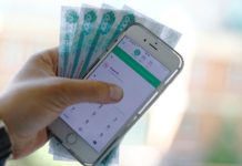 Ростовчане столкнулись с массовой блокировкой банковских карт и счетов при попытке купить туры за границу Деньги и мобильный телефон //Фото ИЗВЕСТИЯ/Михаил Терещенко