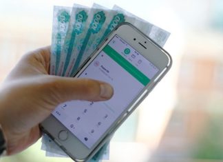 Ростовчане столкнулись с массовой блокировкой банковских карт и счетов при попытке купить туры за границу Деньги и мобильный телефон //Фото ИЗВЕСТИЯ/Михаил Терещенко