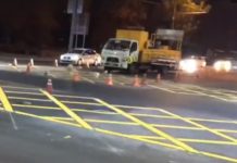 На дорогах в центре Ростова появилась еще одна «вафельница» Нанесение разметки «вафельница» на перекрестке Садовая — Ворошиловский в Ростове-на-Дону //Фото: паблик в соцсети ВКонтакте «Ростов Главный»